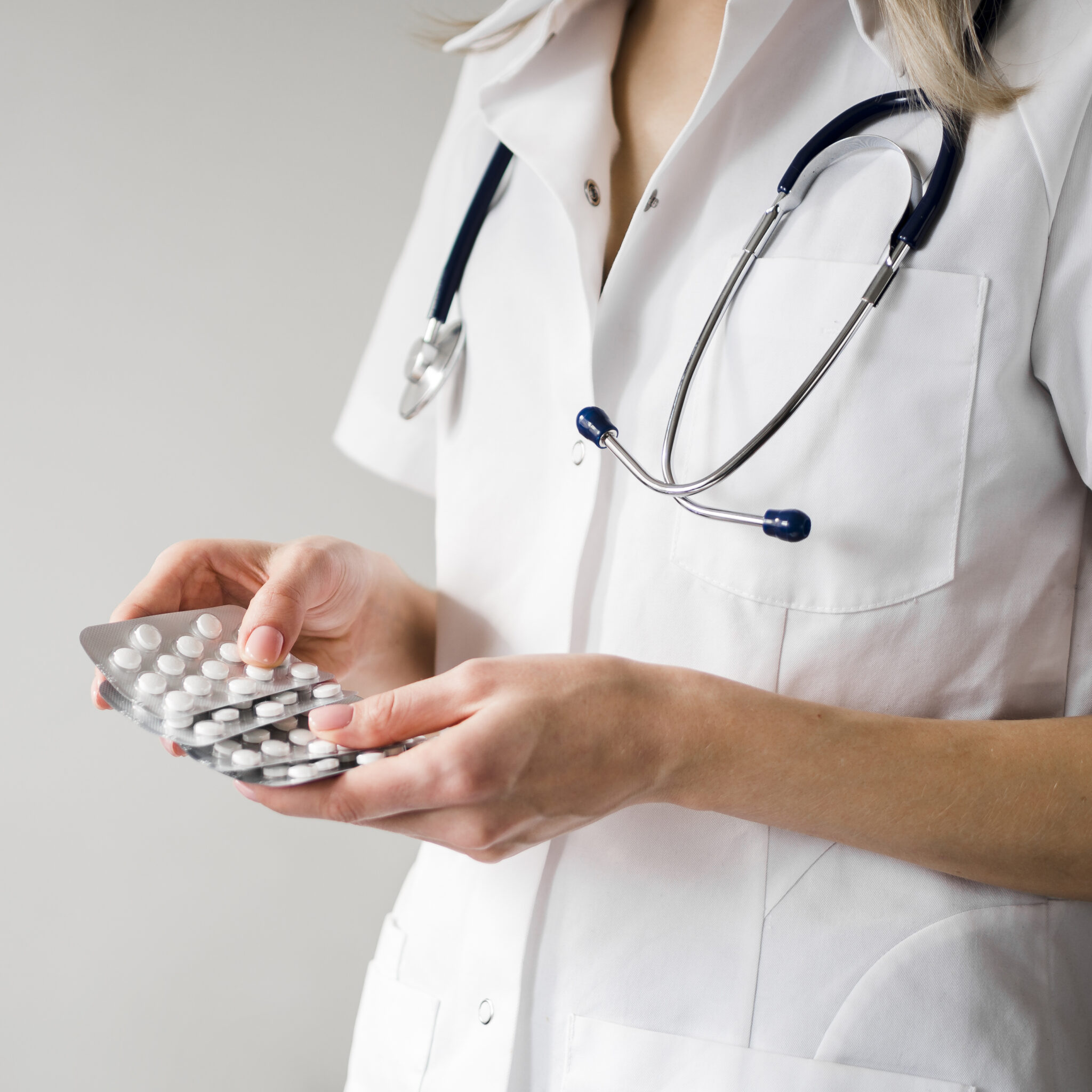 antibioest nl close up doctor holding pills